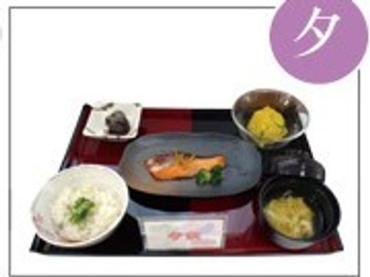 配膳されたバランスの良い食事