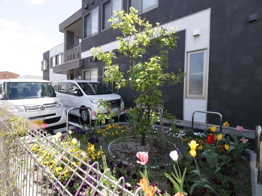 緑豊かな施設外観
