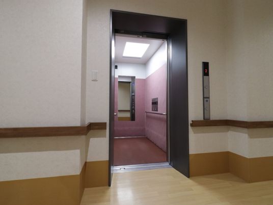 エレベーター前の廊下
