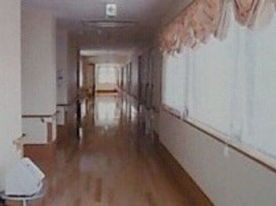 廊下の照明と清潔感