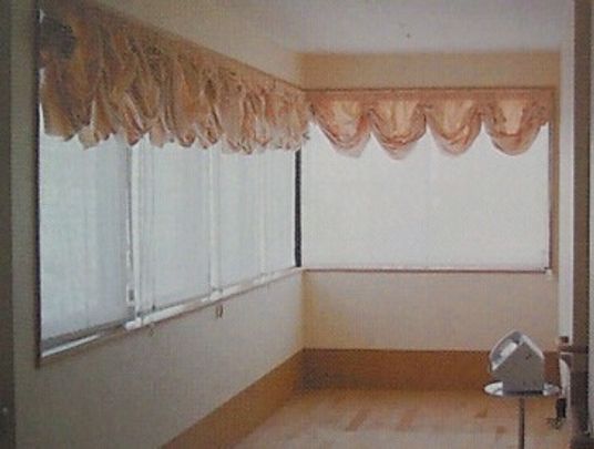 明るいカーテンの居室