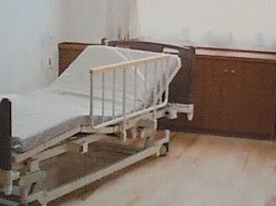 調整可能な寝台のある居室