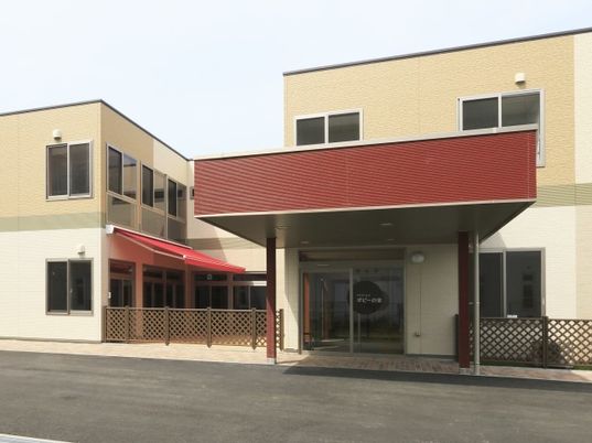 黄色い壁の明るい建物エントランス