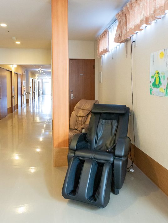 廊下に置かれた快適そうな椅子