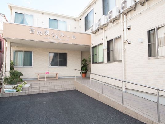明るい外観の建物入口