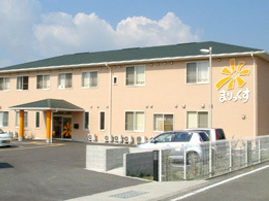 明るい日差しの施設外観
