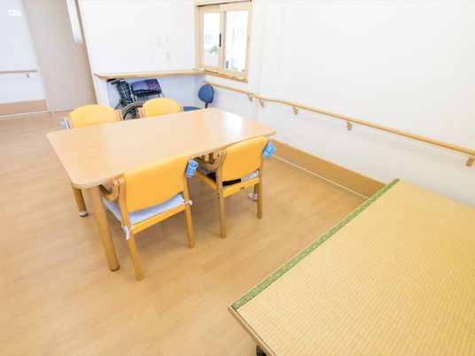 明るい居室のテーブルと畳