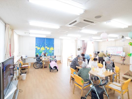 明るい施設の共有スペース