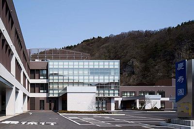 光溢れる建物の外観