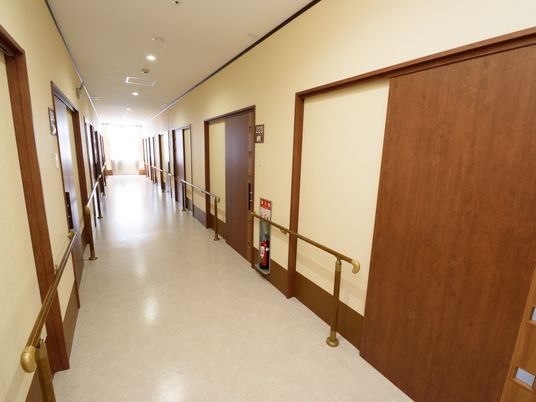 明るく清潔な廊下