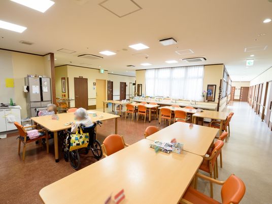 広々とした共有ダイニング