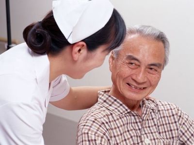 笑顔の介助と高齢者