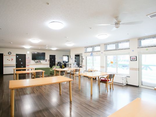 明るく広々とした食堂
