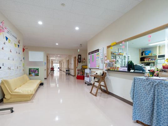 廊下のソファと掲示物