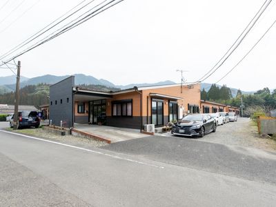 モダンな外観の建物