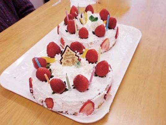 お祝いのケーキとテーブル