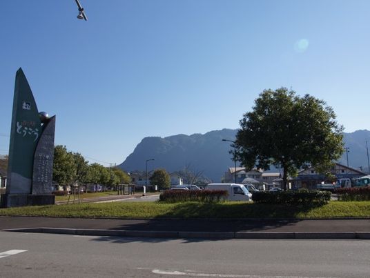 看板と山並みの風景