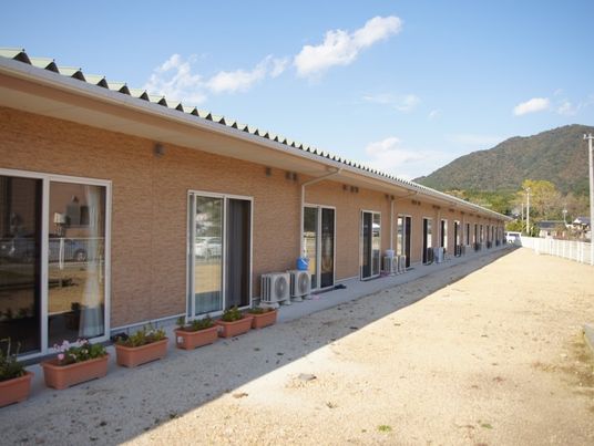 明るい一階建て建物
