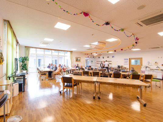 広々とした食堂の風景