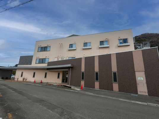 広々とした外観の建物