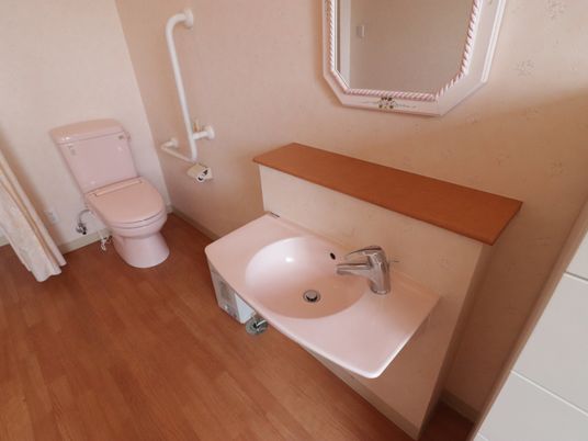 手すり付きのトイレ空間