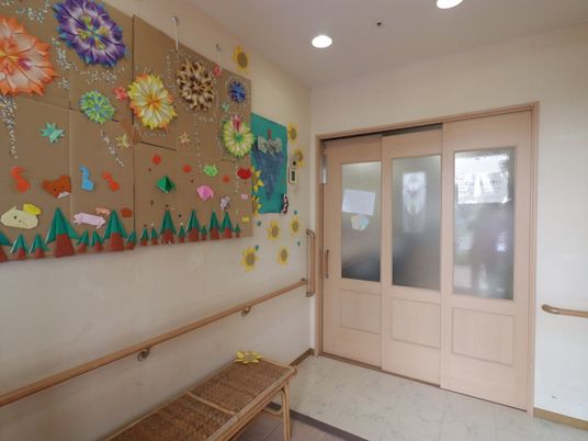 装飾された廊下とガラス扉