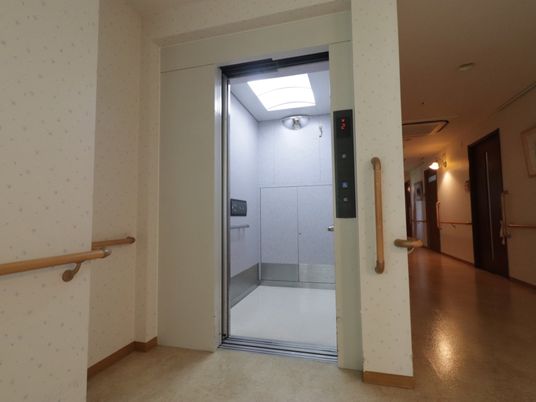 廊下に開くエレベーター