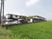 住宅風の建物と緑の草原