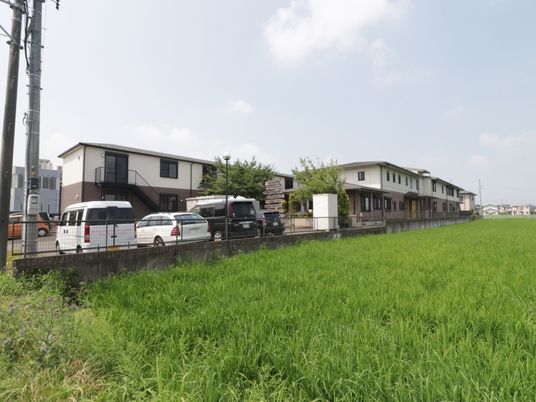 住宅風の建物と緑の草原