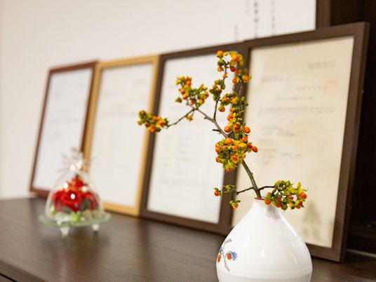 花が飾られた棚