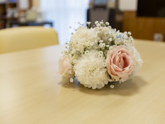 テーブルに置かれた花