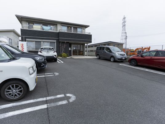 駐車場のある外観