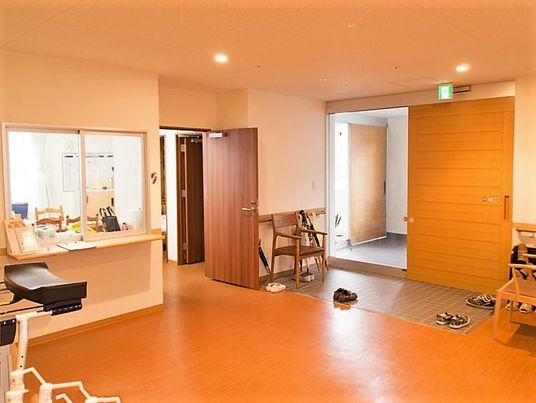 受付と廊下の明るい空間