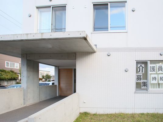 白い壁の建物エントランス