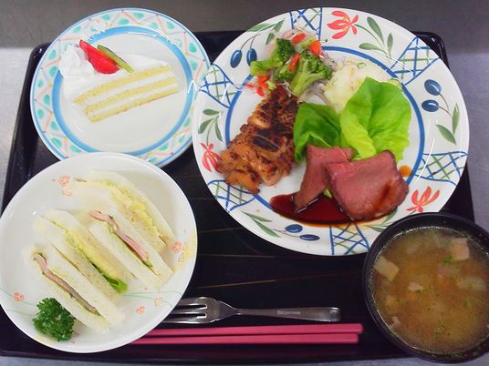 色鮮やかな手作り食事