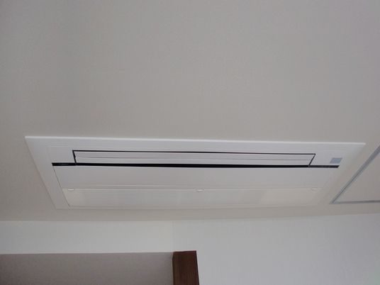 天井に取り付けられたエアコン