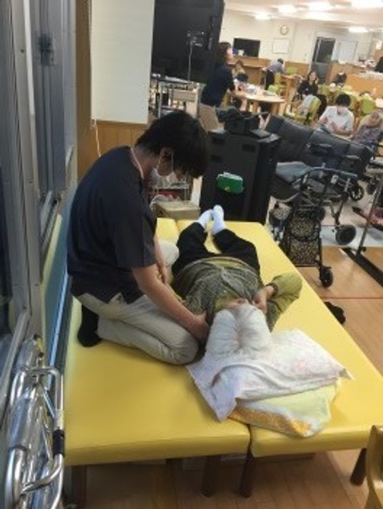 ケアスタッフと利用者のリハビリ風景