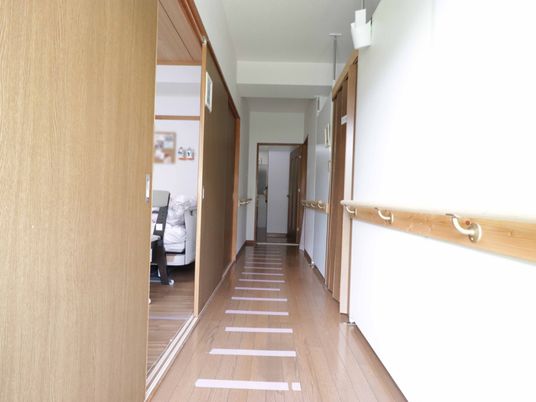 清潔な廊下と部屋の一部