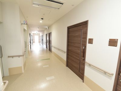 明るく清潔な廊下