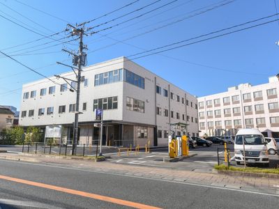 明るい建物の外観