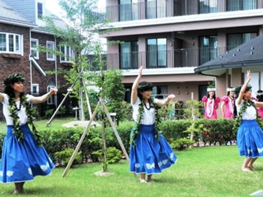 庭で踊る人々の様子
