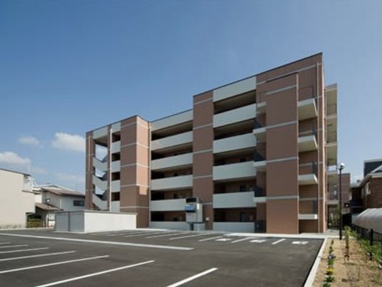 多階層のモダンな建物