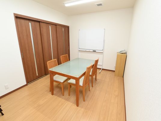 会議室風の洋室