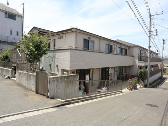 明るい外観の建物エントランス