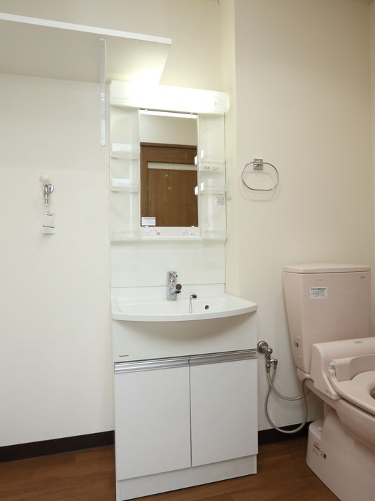 洗面台とトイレのある部屋