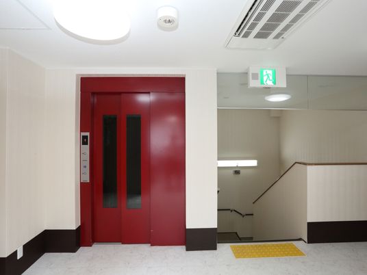 赤いエレベーターと階段