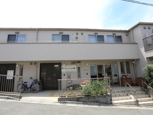 施設正面玄関と花壇