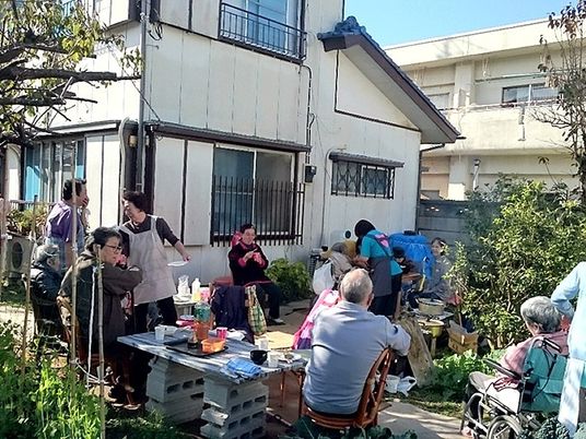 外で楽しむ人々の様子