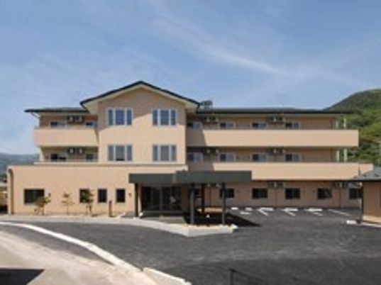 山に囲まれた建物外観