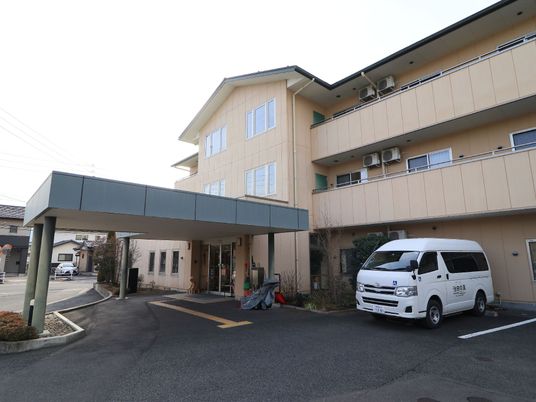  明るい建物のエントランス 